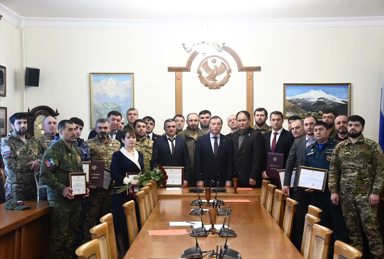 Председатель Народного Собрания РД Заур Аскендеров вручил награды более чем 20 бойцам батальона «Каспий».